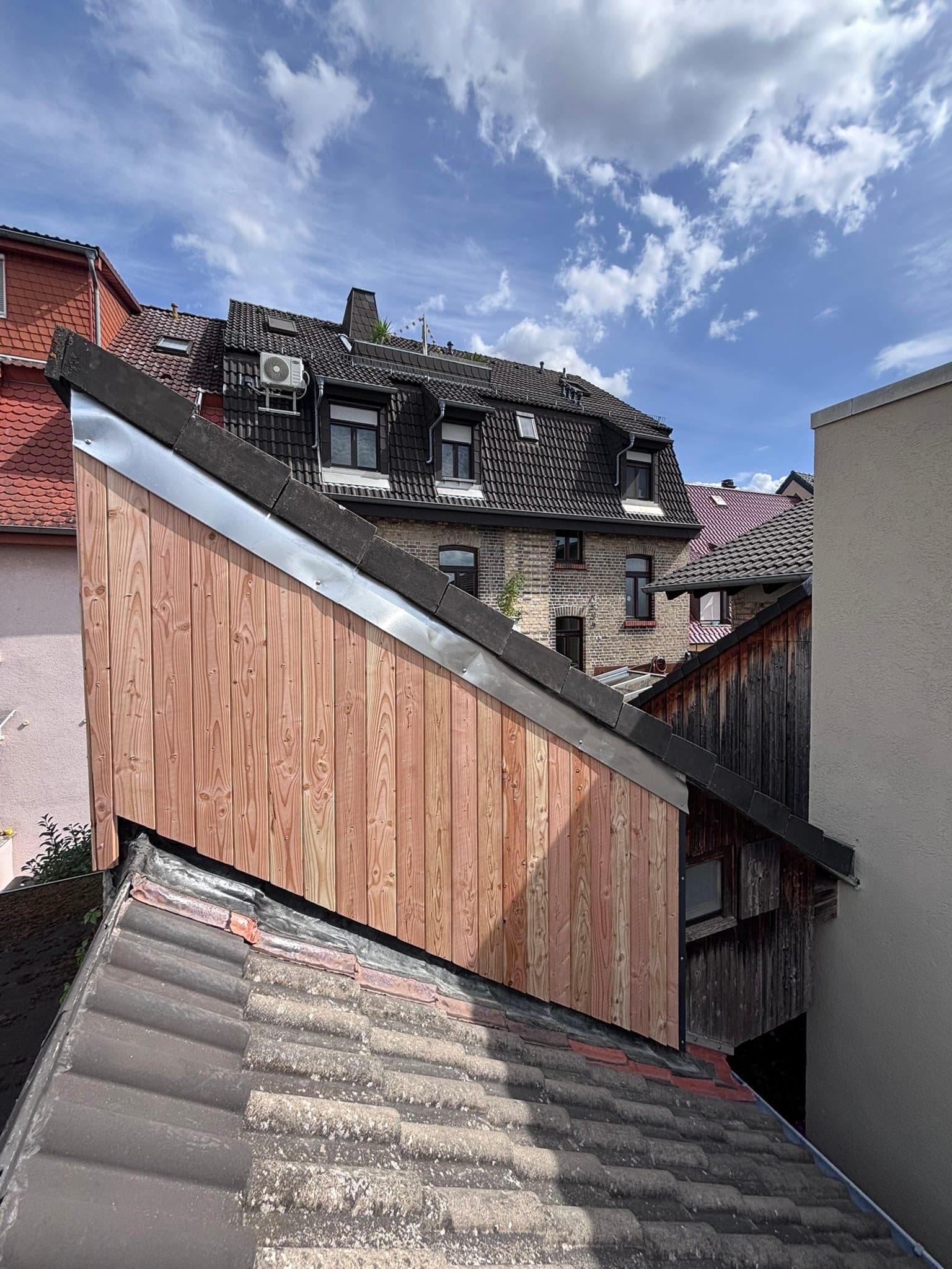 Neue senkrechte Holzverkleidung an einer Gaube