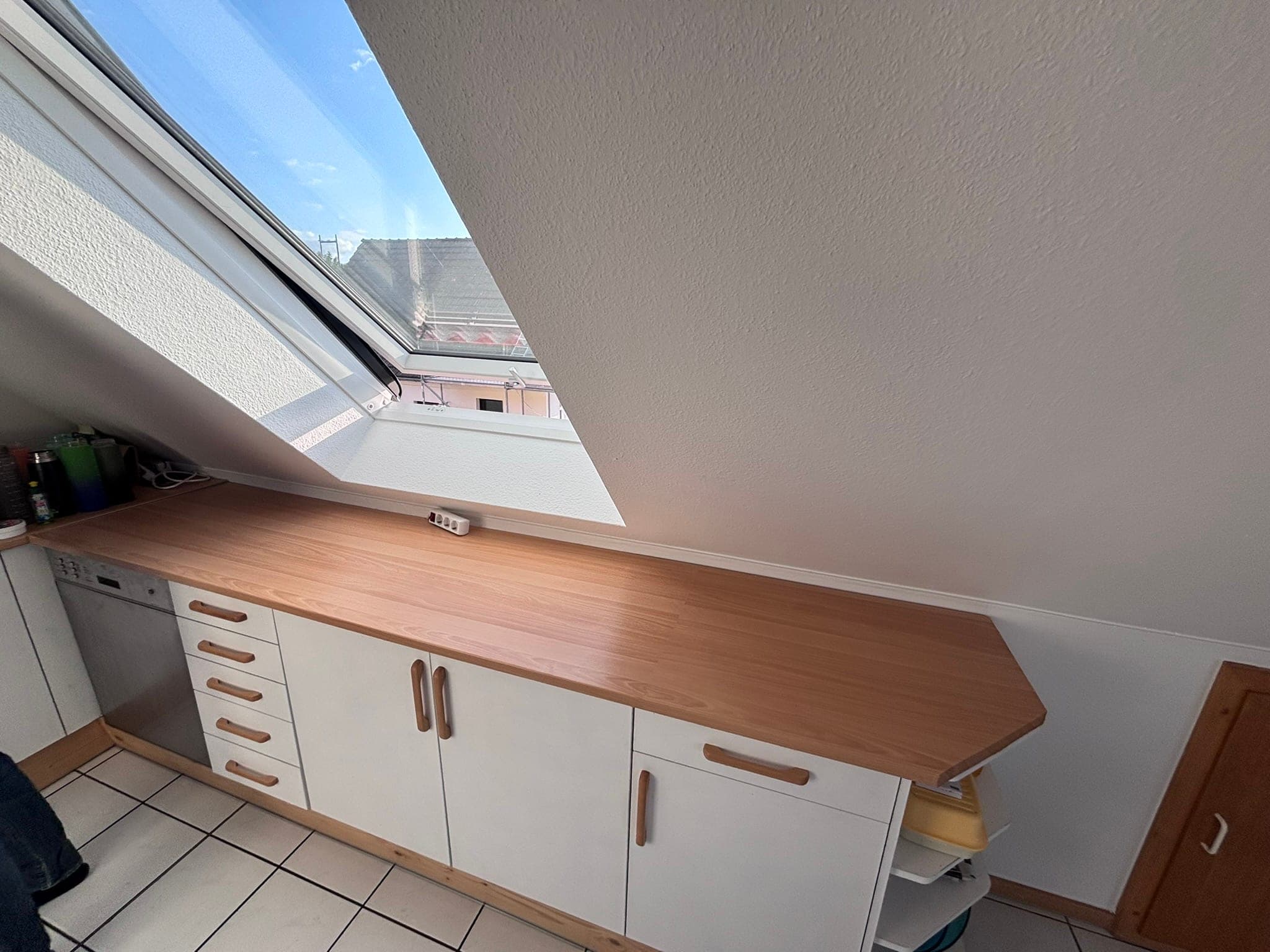 Eingebaute Arbeitsplatte aus Holz unter einer Dachschräge