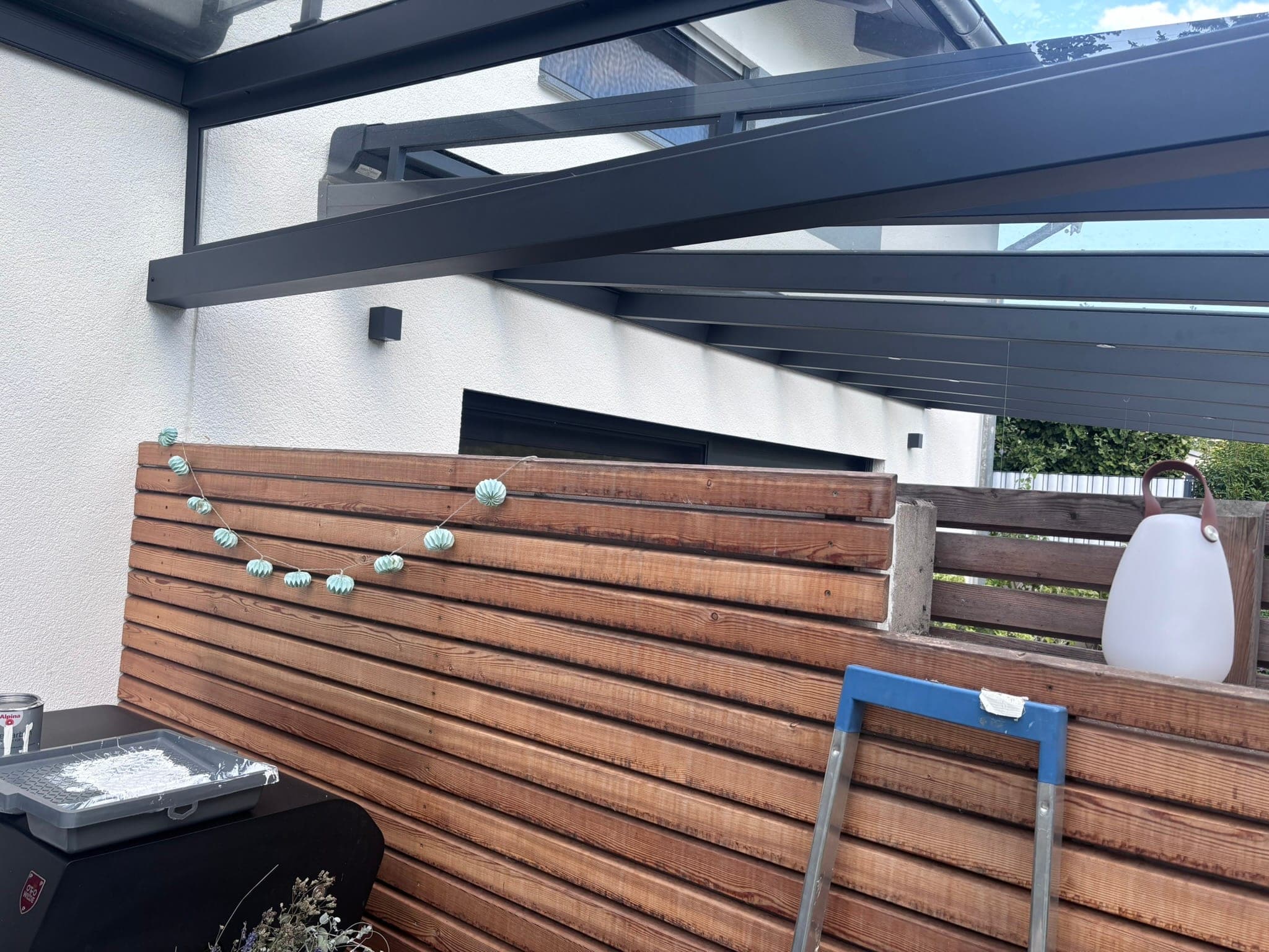 Sichtschutzwand aus Holz auf einer Dachterrasse